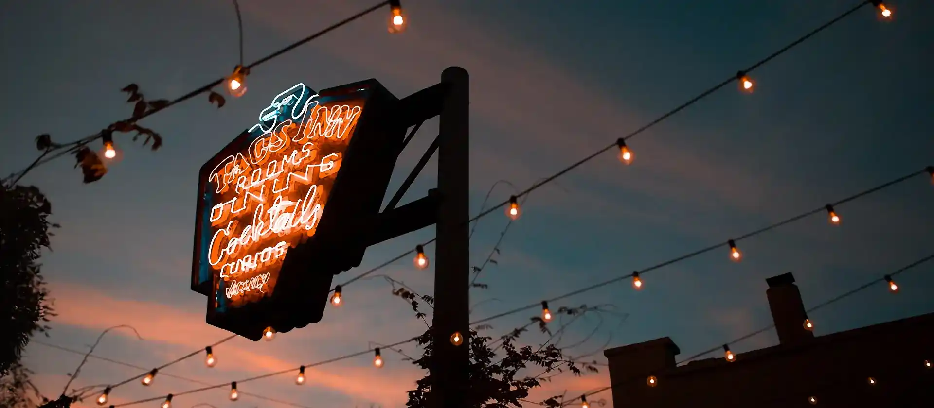 TaosInn_hero_sign-dusk -11